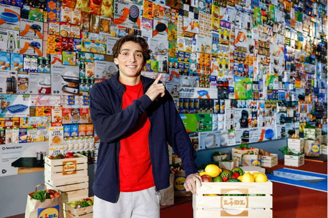 „Săritura Anului”: Armand Duplantis sare peste un zid de 5,5 metri format din produse Lidl
