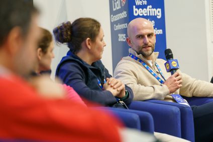 Experte erläutert die Nachhaltigkeitsstrategie im Panel bei der Grassroots Conference.