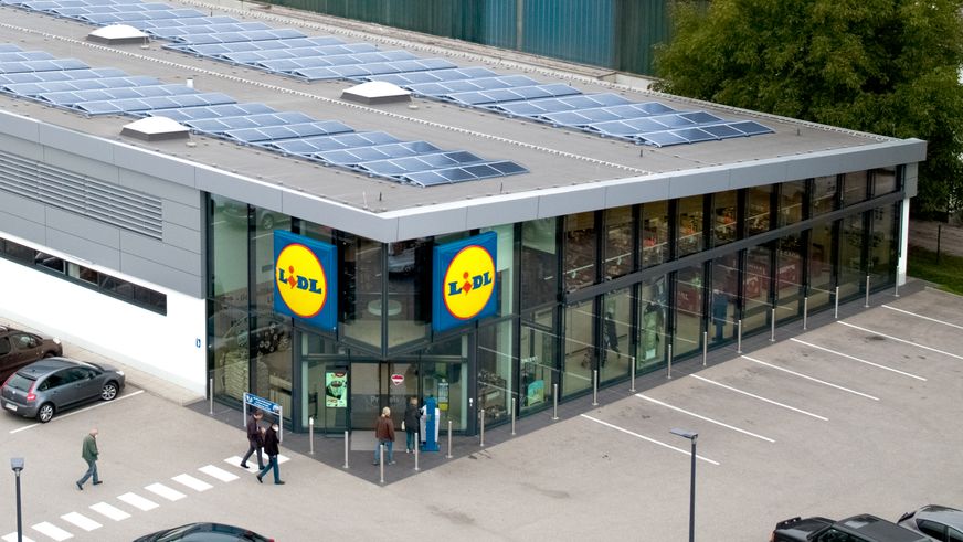 Großflächige Photovoltaikanlagen auf dem Filialdach erzeugen Grünstrom für den nachhaltigen Betrieb des Lidl-Marktes.