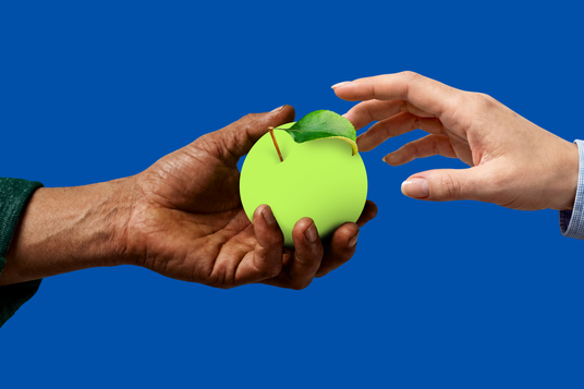Mains tenant une pomme