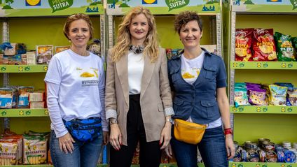 Predstavnica Lidla i članice udruge Celivita poziraju ispred polica s proizvodima bez glutena pod sloganom 'Na putu prema sutra'.
