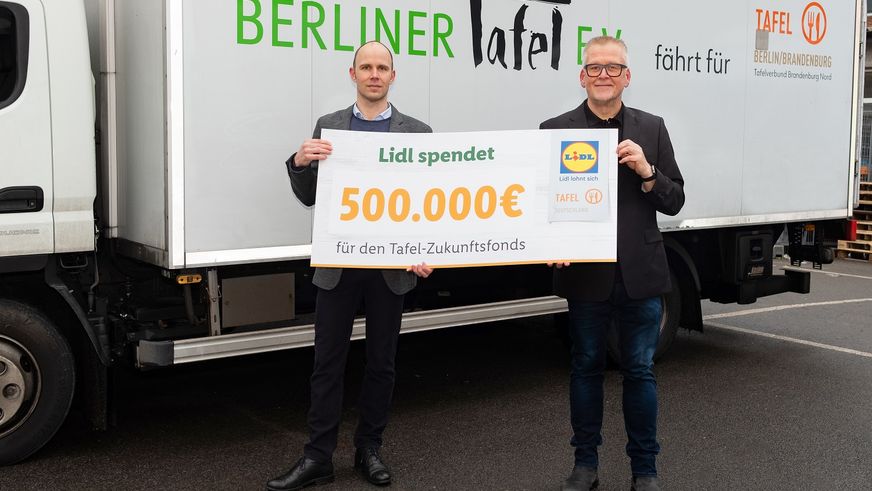Lidl unterstützt den „Zukunftsfonds“ der Tafel mit 500.000 Euro: Christoph Zek (links), Geschäftsführer der Lidl-Regionalgesellschaft Großbeeren übergibt den symbolischen Spendenscheck an Jochen Brühl, Vorsitzender der Tafel Deutschland e. V. | Foto: Navina Neuschl