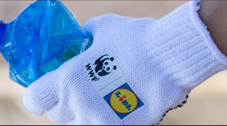 guanto bianco con logo lidl e wwf raccoglie bottigliette d'acqua di plastica vuota