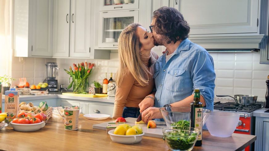Chef Florin Dumitrescu și Cristina, soția sa, pentru prima oară protagoniști ai unui serial online filmat chiar la ei acasă