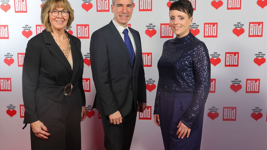 Lidl spendet 250.000 Euro für mehr Chancengerechtigkeit an „Ein Herz für Kinder“ (v.l.n.r.: Heidi Gentsch (Lidl Vertriebs-GmbH & Co. KG Eggolsheim), Friedrich Fuchs (Geschäftsleitungsvorsitzender der Lidl Dienstleistung GmbH & Co. KG), Christine Braune (Lidl Vertriebs-GmbH & Co. KG Rostock))