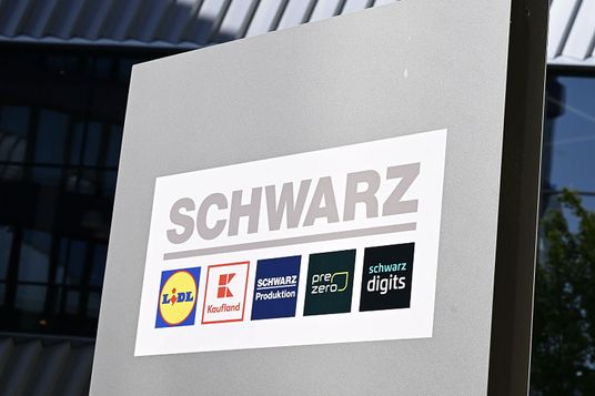 Ein Firmenschild der Schwarzgruppe präsentiert die Logos von Lidl, Kaufland und weiteren Tochterfirmen.