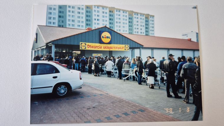 Kolejka przed sklepem Lidl