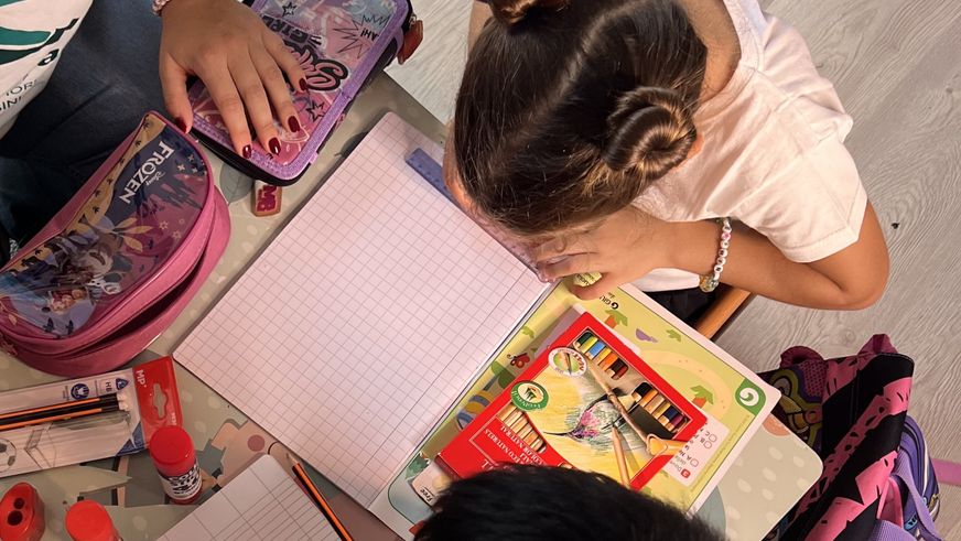 bimbi che scrivono e studiano