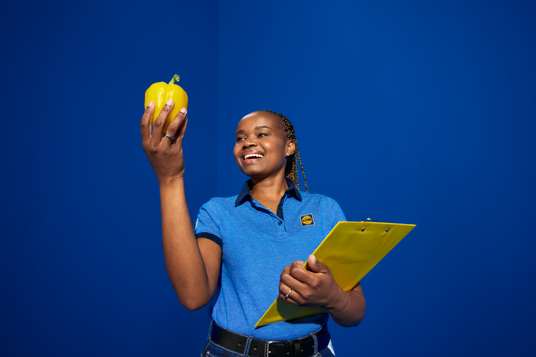 Femme tenant une pomme