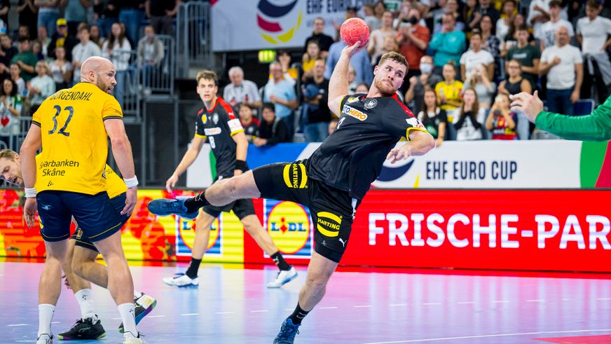 Lidl und der Deutsche Handballbund verlängern Kooperation bis 2025 / Mannheim, 13. Oktober 2022. Die deutsche Handball-Nationalmannschaft der Männer (Deutschland, GER, schwarz) trifft im Rahmen des EHF EURO CUP auf Schweden (SWE, blau-gelb) | Foto: Sascha Klahn