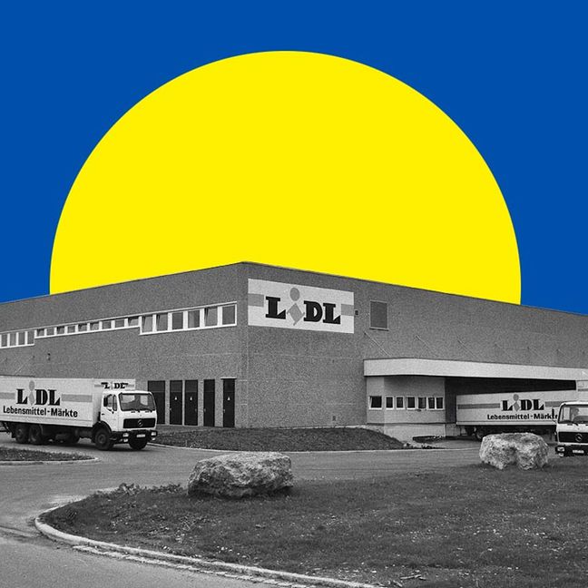 Arhivska fotografija retro Lidl skladišta i kamiona u stiliziranom žuto-plavom okviru.