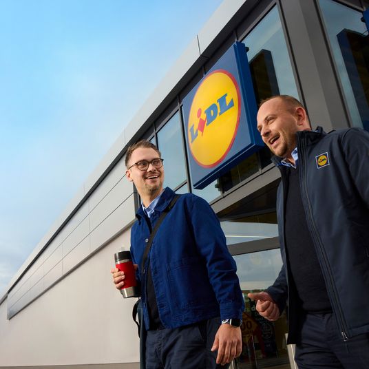 Zwei Mitarbeiter die eine Lidl-Filiale verlassen