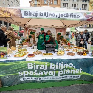 Informativni štand s ponudom veganskih jela i porukom 'Biraj biljno, spašavaj planet' povodom Svjetskog dana veganstva.