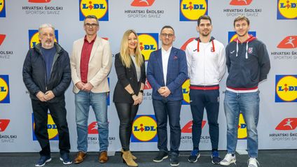 Predstavnici Lidla i Hrvatskog školskog sportskog saveza poziraju ispred brendiranog zida.